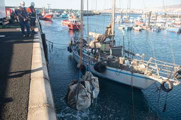 El Cabildo extrae 25 grandes sacas de plásticos y cabos, neumáticos y carros de la compra de los fondos del muelle de Taliarte/TA.